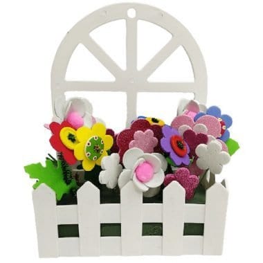 אדנית פלסטיק ליצירה עם חלון דוגמה עם פרחים