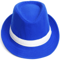 מגבעת כחולה עם פס לבן